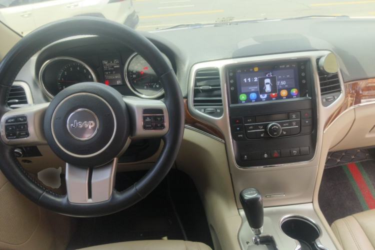 Used Jeep Grand Cherokee 2011 3.6L Luxury Navigation Edition Center Console