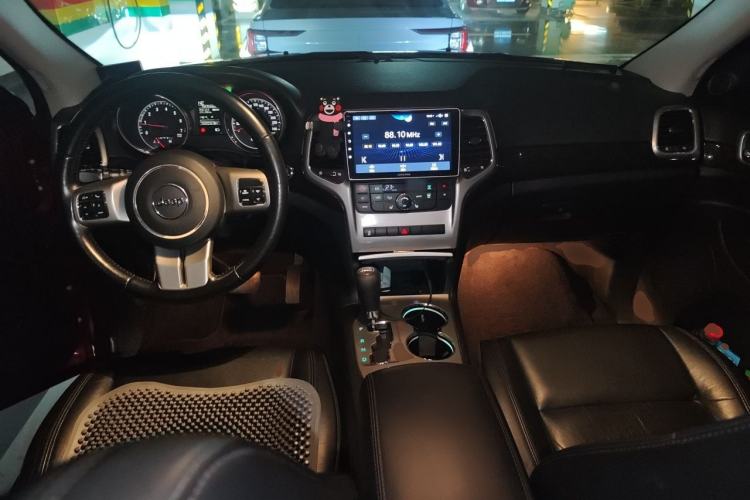 Used Jeep Grand Cherokee 2011 Revised Version 3.6L Comfort Edition Center Console