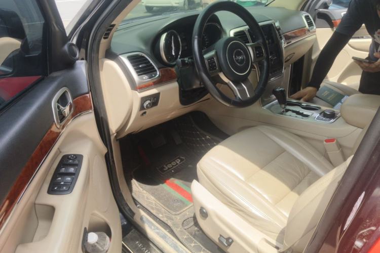 Used Jeep Grand Cherokee 2011 3.6L Luxury Navigation Edition Driver Seat