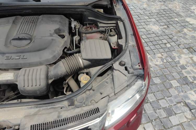 Used Jeep Grand Cherokee 2011 3.6L Luxury Navigation Edition Engine Bay Left