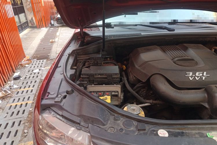Used Jeep Grand Cherokee 2011 3.6L Flagship Navigation Edition Engine Bay Right