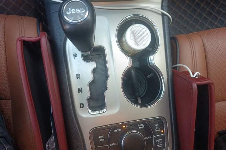 Used Jeep Grand Cherokee 2011 3.6L Flagship Navigation Edition Gear Lever