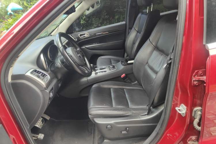 Used Jeep Grand Cherokee 2011 3.6L Luxury Navigation Edition Left Front Seat
