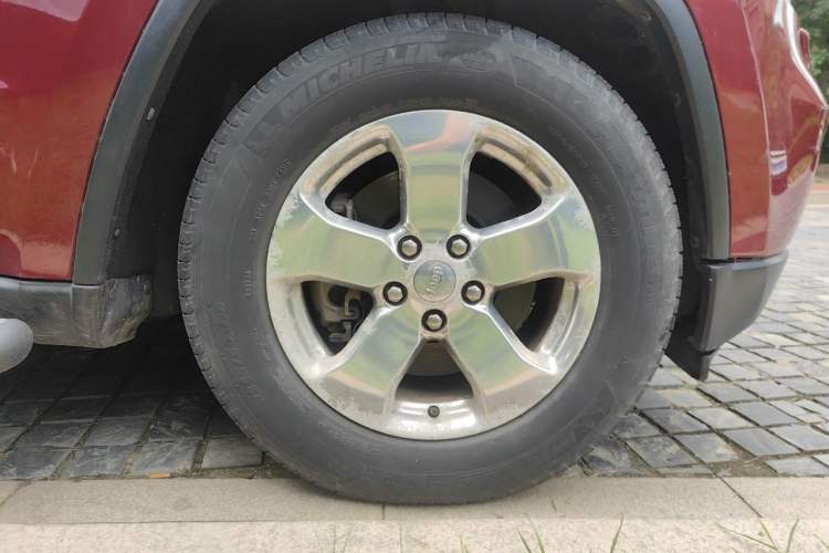 Used Jeep Grand Cherokee 2011 3.6L Luxury Navigation Edition Right Front Wheel Hub