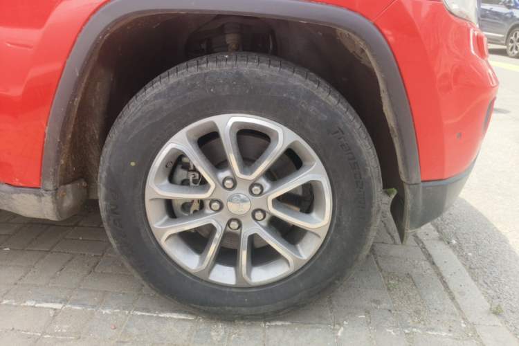 Used Jeep Grand Cherokee 2011 3.6L Luxury Navigation Edition Right Front Wheel Hub