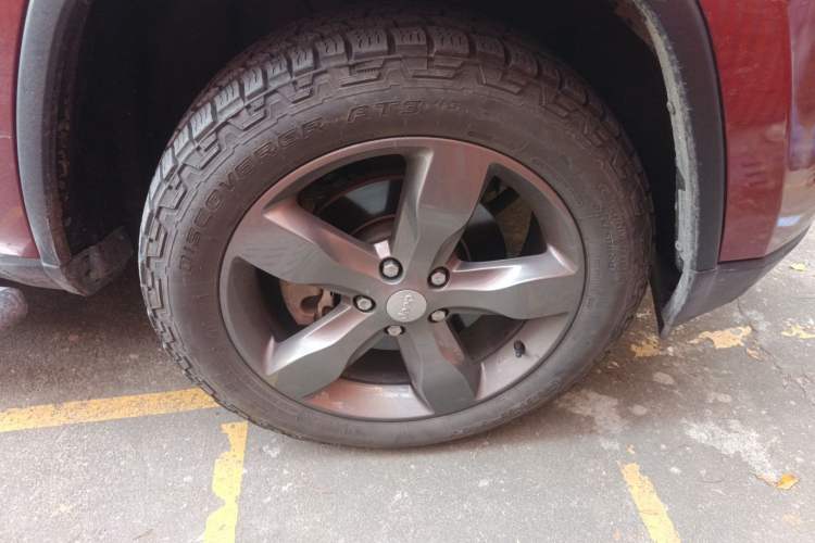 Used Jeep Grand Cherokee 2011 3.6L Flagship Navigation Edition Right Front Wheel Hub