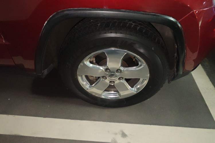 Used Jeep Grand Cherokee 2011 Revised Version 3.6L Comfort Edition Right Front Wheel Hub