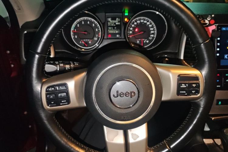 Used Jeep Grand Cherokee 2011 Revised Version 3.6L Comfort Edition Steering Wheel