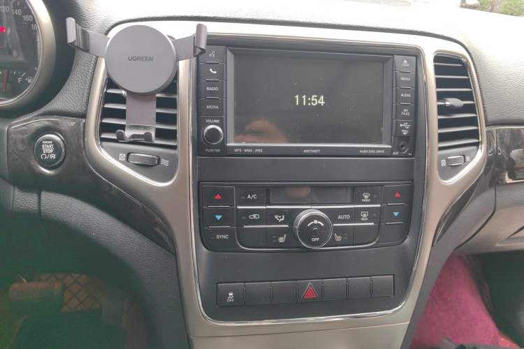 Used Jeep Grand Cherokee 2011 3.6L Luxury Navigation Edition Audio And AC Panel