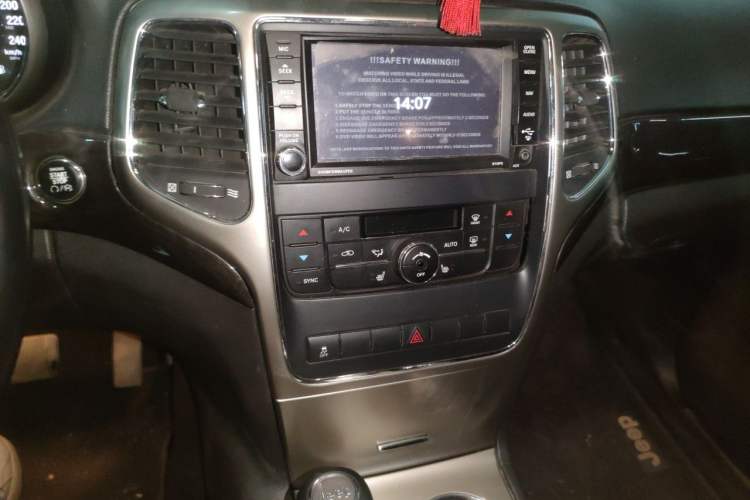 Used Jeep Grand Cherokee 2011 Revised Version 3.6L Anniversary Edition Navigation and Comfort Package Audio And AC Panel