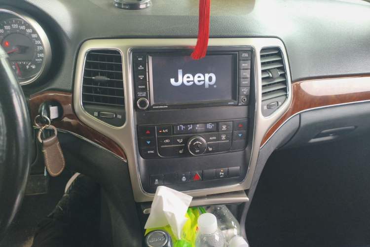 Used Jeep Grand Cherokee 2011 3.6L Luxury Edition Audio And AC Panel