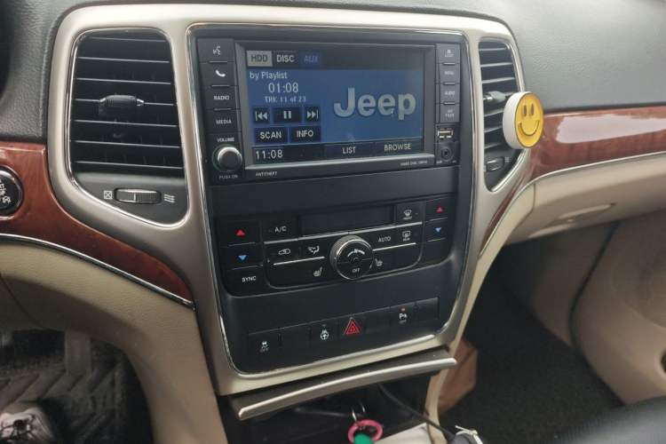 Used Jeep Grand Cherokee 2011 3.6L Luxury Navigation Edition Audio And AC Panel