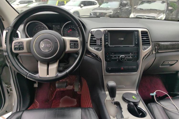 Used Jeep Grand Cherokee 2011 3.6L Luxury Navigation Edition Center Console