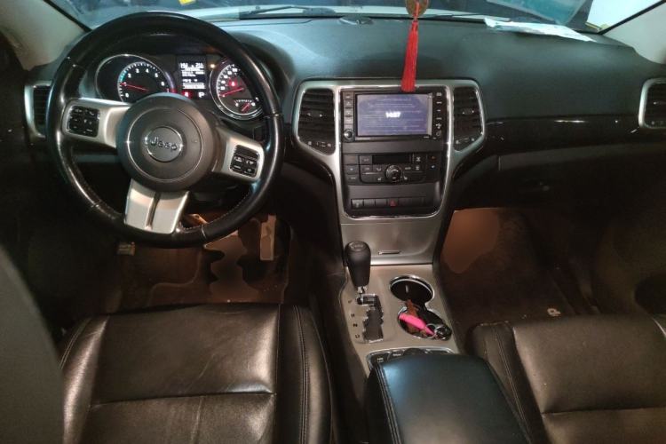 Used Jeep Grand Cherokee 2011 Revised Version 3.6L Anniversary Edition Navigation and Comfort Package Center Console
