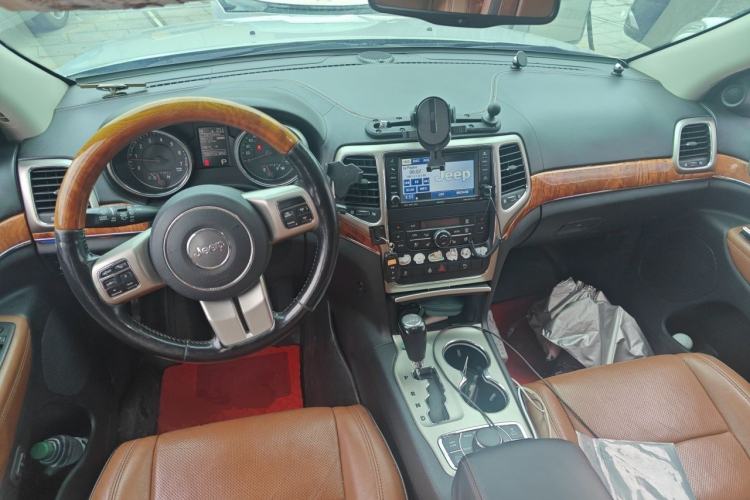 Used Jeep Grand Cherokee 2011 3.6L Flagship Edition Center Console