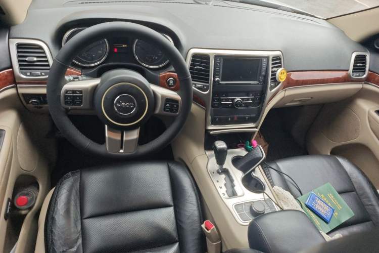 Used Jeep Grand Cherokee 2011 3.6L Luxury Navigation Edition Center Console