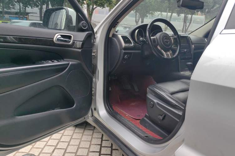 Used Jeep Grand Cherokee 2011 3.6L Luxury Navigation Edition Driver Seat