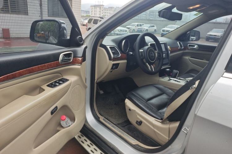 Used Jeep Grand Cherokee 2011 3.6L Luxury Navigation Edition Driver Seat