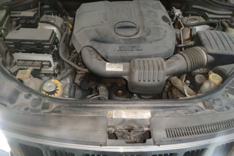 Used Jeep Grand Cherokee 2011 Revised Version 3.6L Anniversary Edition Navigation and Comfort Package Engine Bay