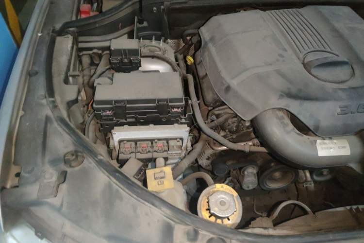 Used Jeep Grand Cherokee 2011 Revised Version 3.6L Anniversary Edition Navigation and Comfort Package Engine Bay Right
