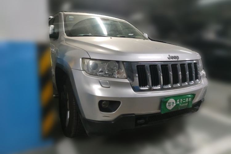 Used Jeep Grand Cherokee 2011 Revised Version 3.6L Anniversary Edition Navigation and Comfort Package Front Right 45 Deg