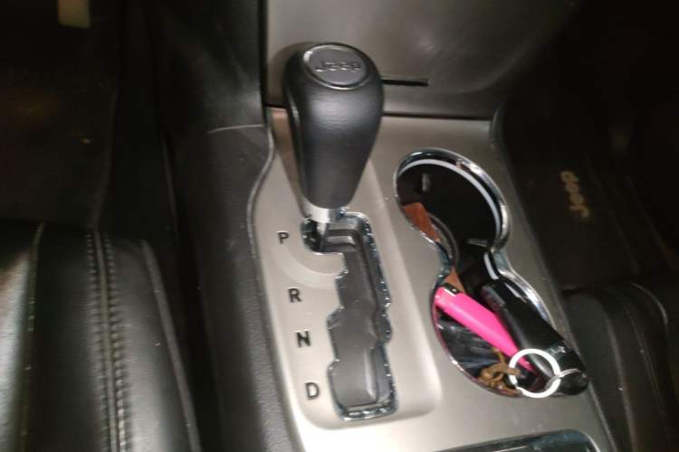 Used Jeep Grand Cherokee 2011 Revised Version 3.6L Anniversary Edition Navigation and Comfort Package Gear Lever
