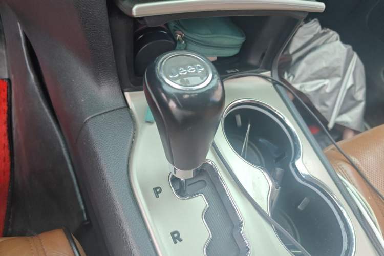 Used Jeep Grand Cherokee 2011 3.6L Flagship Edition Gear Lever