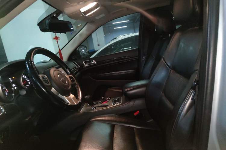 Used Jeep Grand Cherokee 2011 Revised Version 3.6L Anniversary Edition Navigation and Comfort Package Left Front Seat