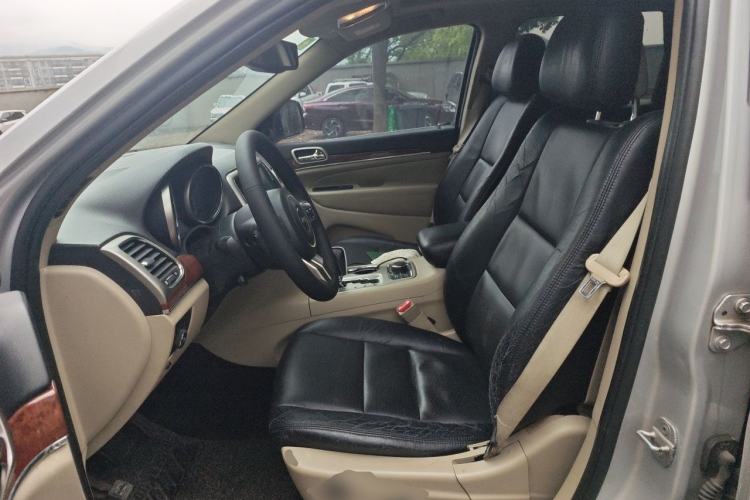 Used Jeep Grand Cherokee 2011 3.6L Luxury Navigation Edition Left Front Seat