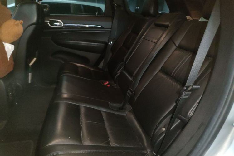 Used Jeep Grand Cherokee 2011 Revised Version 3.6L Anniversary Edition Navigation and Comfort Package Left Rear Seat