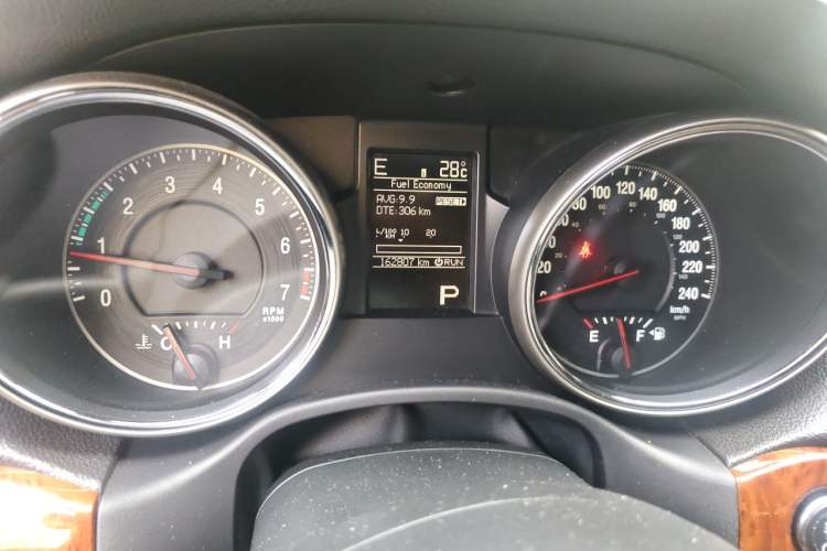Used Jeep Grand Cherokee 2011 Revised 3.6L Luxury Navigation Edition Odometer Close Up