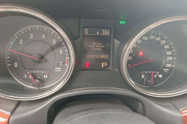 Used Jeep Grand Cherokee 2011 3.6L Luxury Navigation Edition Odometer Close Up