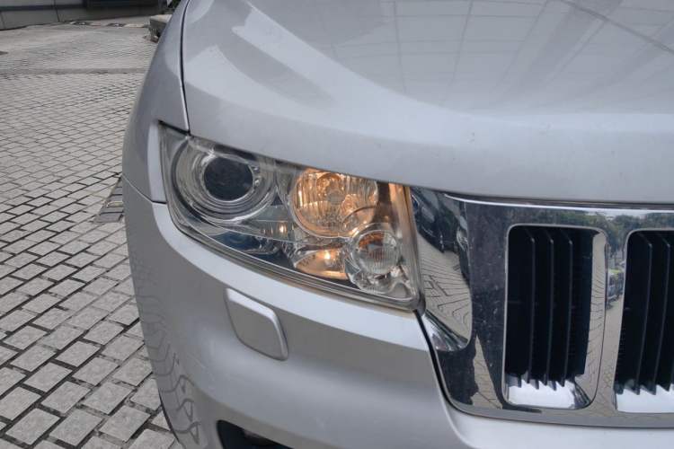 Used Jeep Grand Cherokee 2011 3.6L Luxury Navigation Edition Right Front Headlight