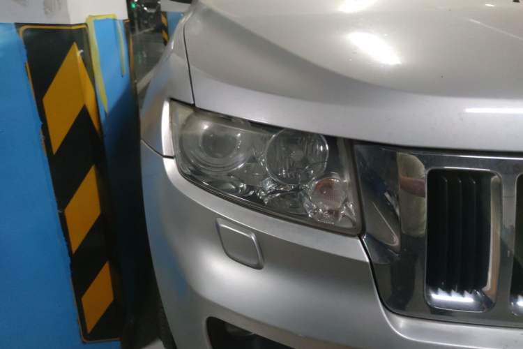 Used Jeep Grand Cherokee 2011 Revised Version 3.6L Anniversary Edition Navigation and Comfort Package Right Front Headlight