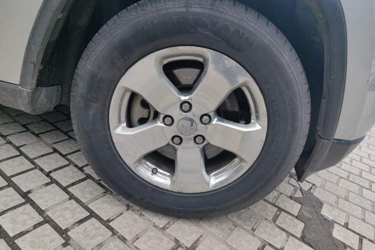 Used Jeep Grand Cherokee 2011 3.6L Luxury Navigation Edition Right Front Wheel Hub