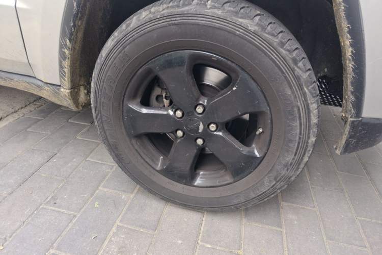 Used Jeep Grand Cherokee 2011 Revised 3.6L Luxury Navigation Edition Right Front Wheel Hub