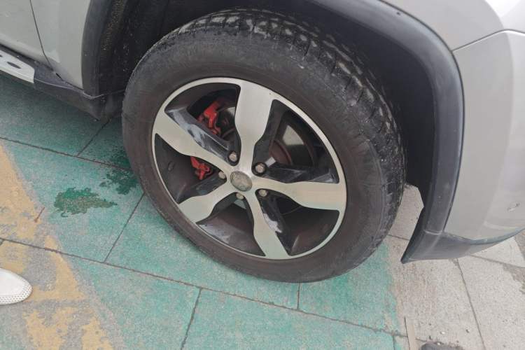Used Jeep Grand Cherokee 2011 3.6L Flagship Edition Right Front Wheel Hub