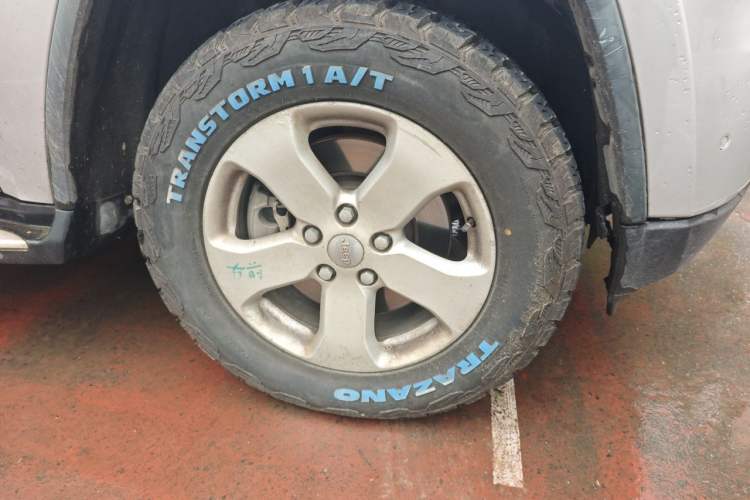 Used Jeep Grand Cherokee 2011 3.6L Luxury Navigation Edition Right Front Wheel Hub