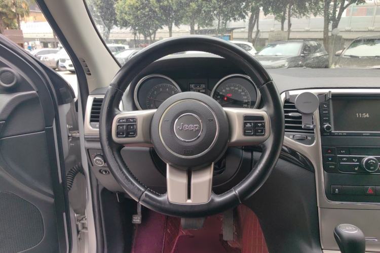 Used Jeep Grand Cherokee 2011 3.6L Luxury Navigation Edition Steering Wheel