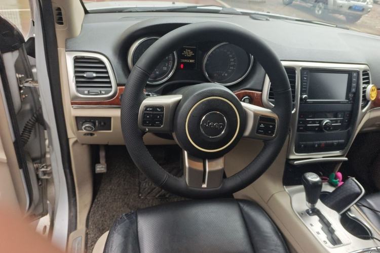 Used Jeep Grand Cherokee 2011 3.6L Luxury Navigation Edition Steering Wheel