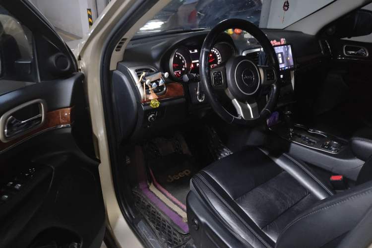 Used Jeep Grand Cherokee 2011 3.6L Luxury Edition Driver Seat