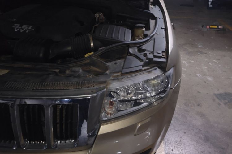 Used Jeep Grand Cherokee 2011 3.6L Luxury Edition Engine Bay Left