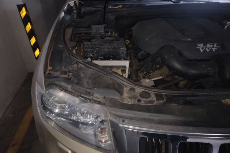 Used Jeep Grand Cherokee 2011 3.6L Luxury Edition Engine Bay Right
