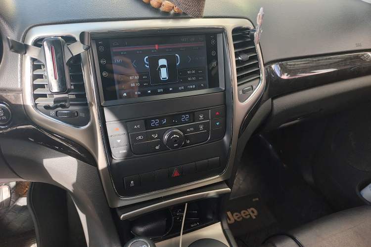 Used Jeep Grand Cherokee 2012 3.6L Comfort Navigation Edition Audio And AC Panel