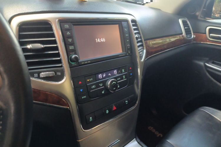 Used Jeep Grand Cherokee 2012 3.6L Luxury Navigation Edition Audio And AC Panel