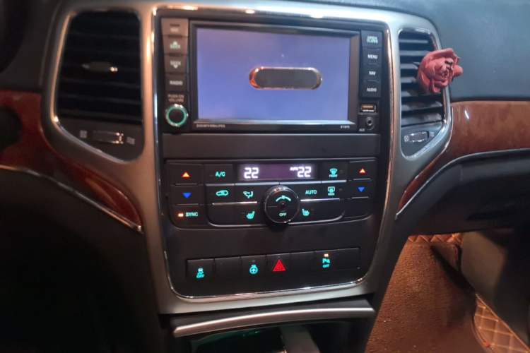 Used Jeep Grand Cherokee 2012 3.6L Comfort Navigation Edition Audio And AC Panel