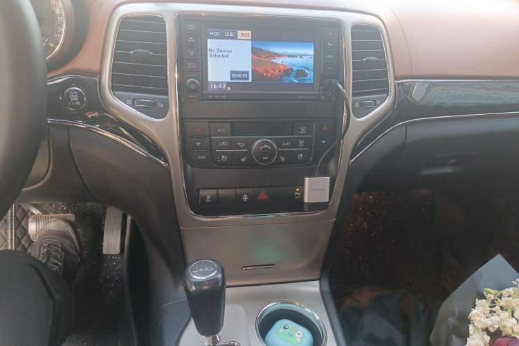 Used Jeep Grand Cherokee 2012 3.6L Flagship Prestige Edition Audio And AC Panel