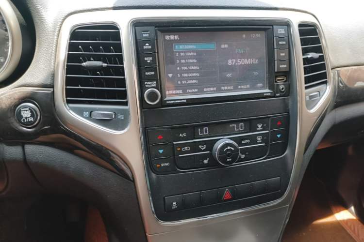 Used Jeep Grand Cherokee 2012 3.6L Comfort Navigation Edition Audio And AC Panel