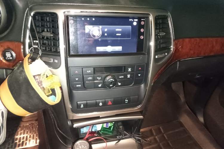 Used Jeep Grand Cherokee 2012 3.6L Luxury Navigation Edition Audio And AC Panel