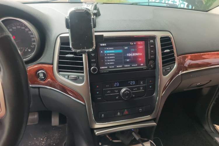 Used Jeep Grand Cherokee 2012 3.6L Luxury Navigation Edition Audio And AC Panel